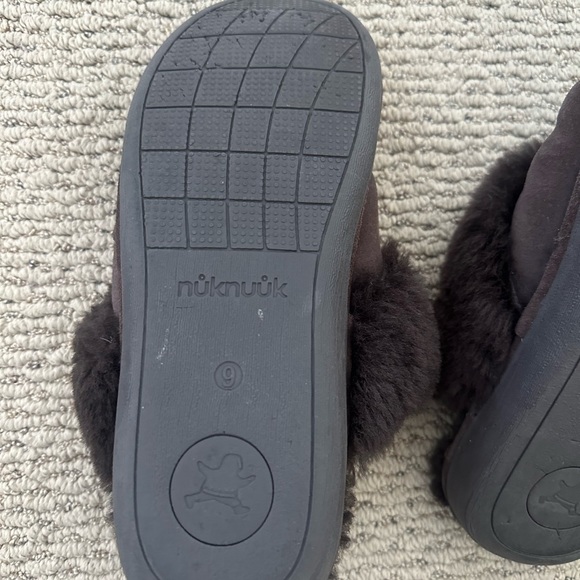 Genuine size 9 nuknuuk slippers - Picture 5 of 6